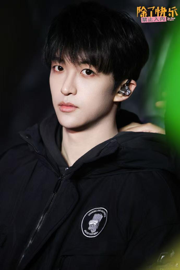 你好二十七岁的大明星黄子弘凡 恭喜开启新一岁！黄子弘凡从音乐剧舞台到综艺现场，每