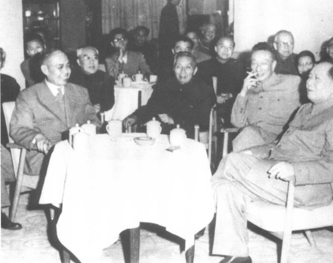 1961年，毛泽东到上海过“五一”节，与陈望道(前排左二)、周谷城(前排左一)等