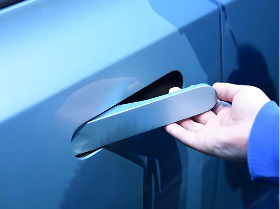 全球首例!中国禁止隐藏式车门把:这下马斯克可能要倒霉了!
 
这消息一出，作为特