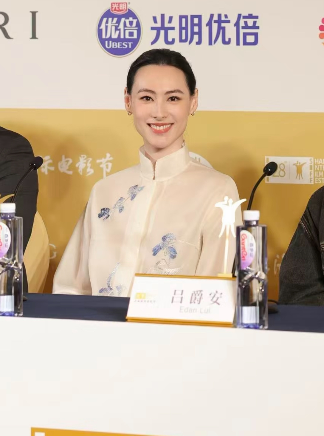 梁洛施，顶级骨相的高级感。 