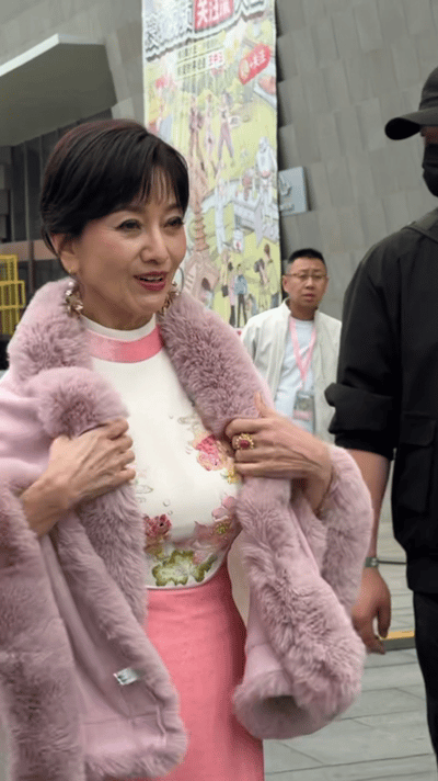 赵雅芝关凌热聊72岁的赵雅芝状态 同框热聊氛围感拉满，赵雅芝温柔知性，体态气质双