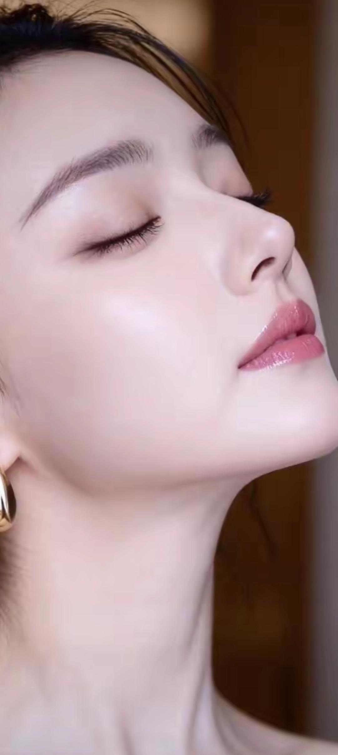 闭眼享受的温柔时刻，金色的耳环闪耀着光芒。