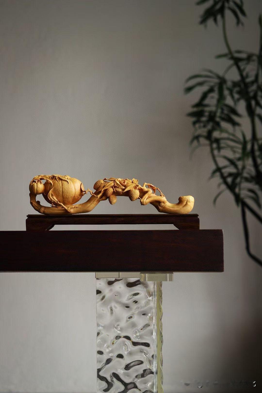 有些器物，一看名字就带喜气，但耐看的，是里面的分寸。

黄杨木的色，不浓不淡，温