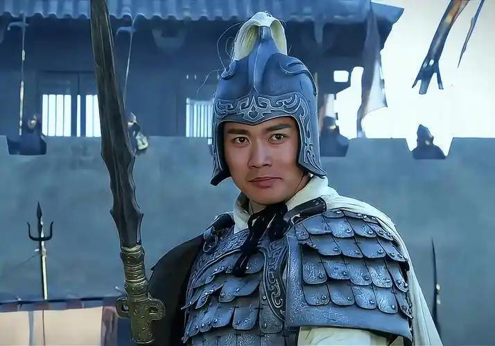 三国演义中白袍战将都是蜀汉五虎将。
其一是常山赵子龙，他银甲银枪白袍的形象深入人