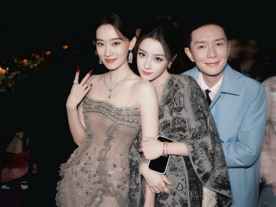 迪丽热巴张小斐vogue正面合照来咯，太养眼啦[哈哈] ​​​