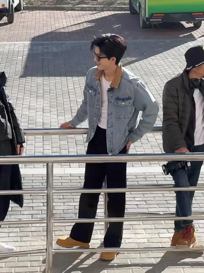 王星越在西藏自驾游疯狂被路人偶遇，这个状态怎么样 ​​​