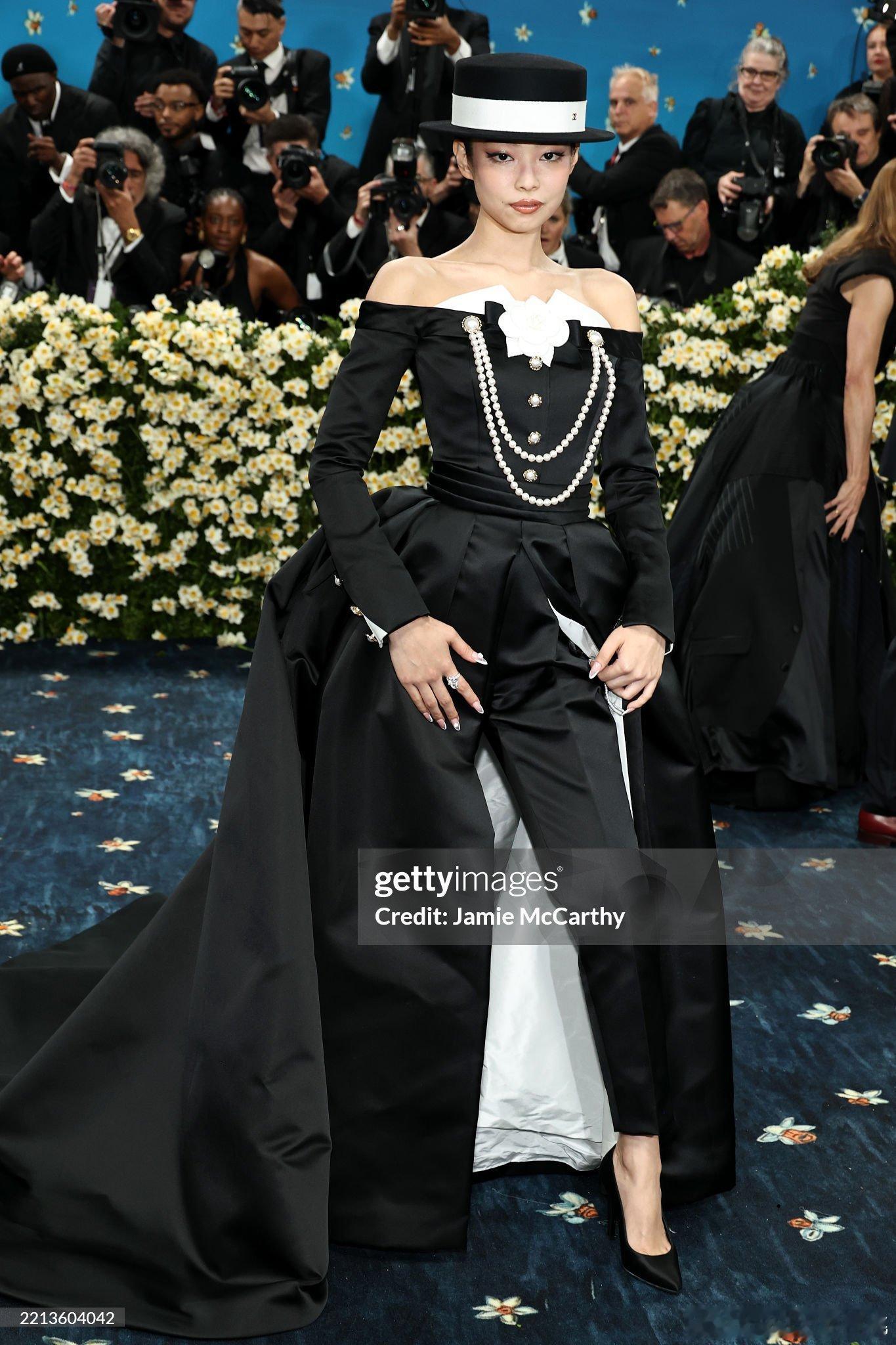 Jennie 亮相 Met Gala 红毯战袍来自CHANEL特别定制，造型灵感