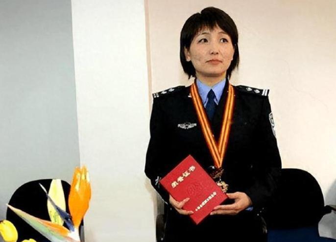 2006年，身陷囹圄的张高平偶然在监狱里看到电视上的女警官聂海芬，正对着镜头侃侃