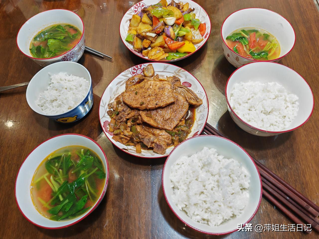 祖孙三人的晚餐分享～
昨天儿媳上班，不回家吃晚饭，六点半我们祖孙三人就开饭了。