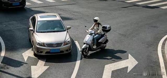 🚦 2026摩托车保命让行三原则

1️⃣ 多车道左转：右侧车道让左侧——左侧