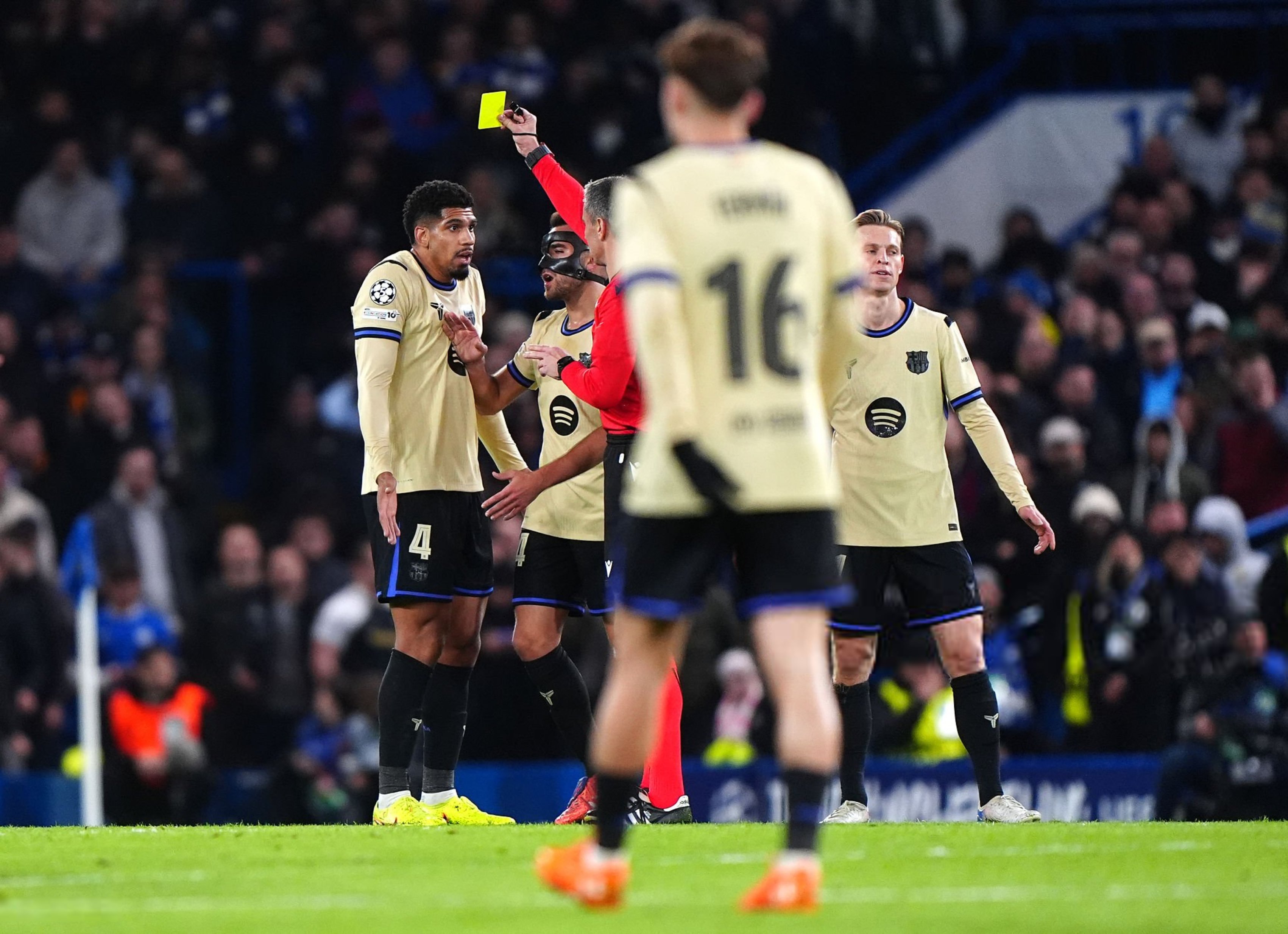 马卡报记者： 是的，上半场切尔西的表现远胜巴塞罗那，但很明显，红牌决定了比赛的胜