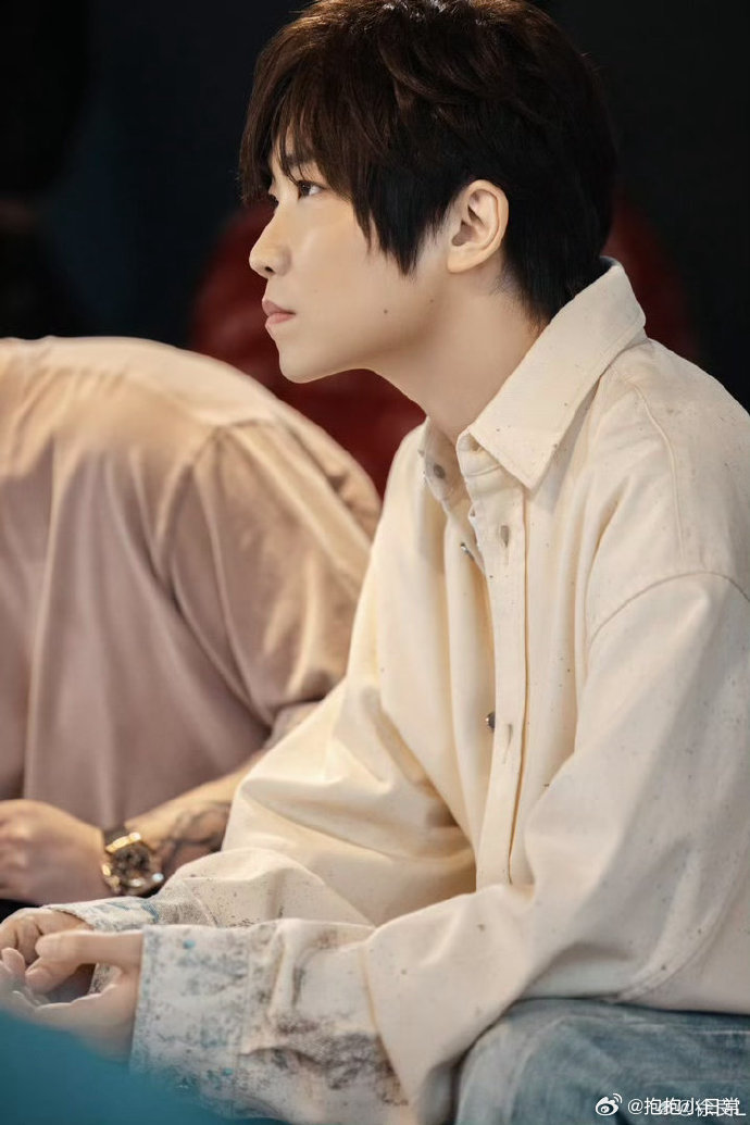 徐良演唱会时薪4000徐良演唱会送20部手机定制校服的细节戳中了很多人的青春回忆