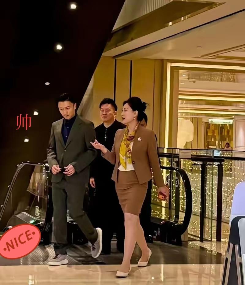 为什么有的人，每个年龄段都活得出彩？七夕看到谢霆锋的活动生图，一身西装，没有浓妆