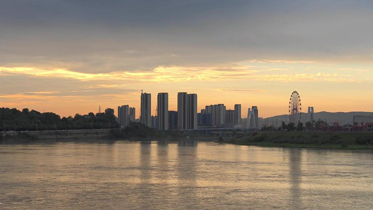橘色晚霞漫过澧水河时，高楼与摩天轮在暮色里同栖，家乡的黄昏永远值得奔赴。

站在