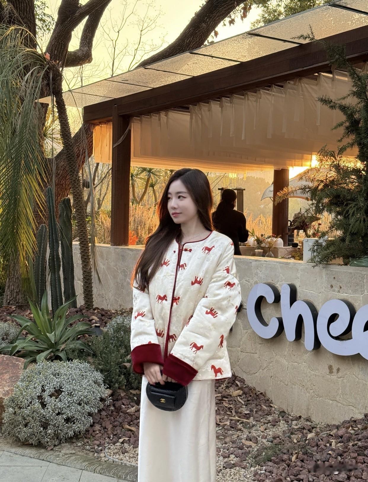 什么是知性女人的魅力?生活中，知性女人情绪稳定，待人接物温柔得体。遇到突发状况，