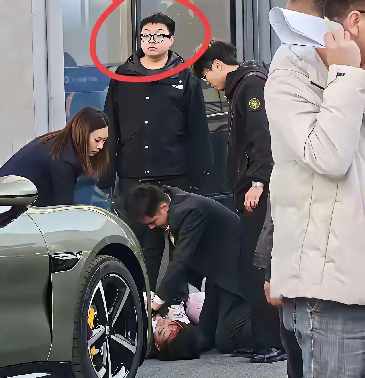 小伙在小米4S喜提新车，操作不当出事故致销售死亡事件中，主要责任肯定是小伙子，但