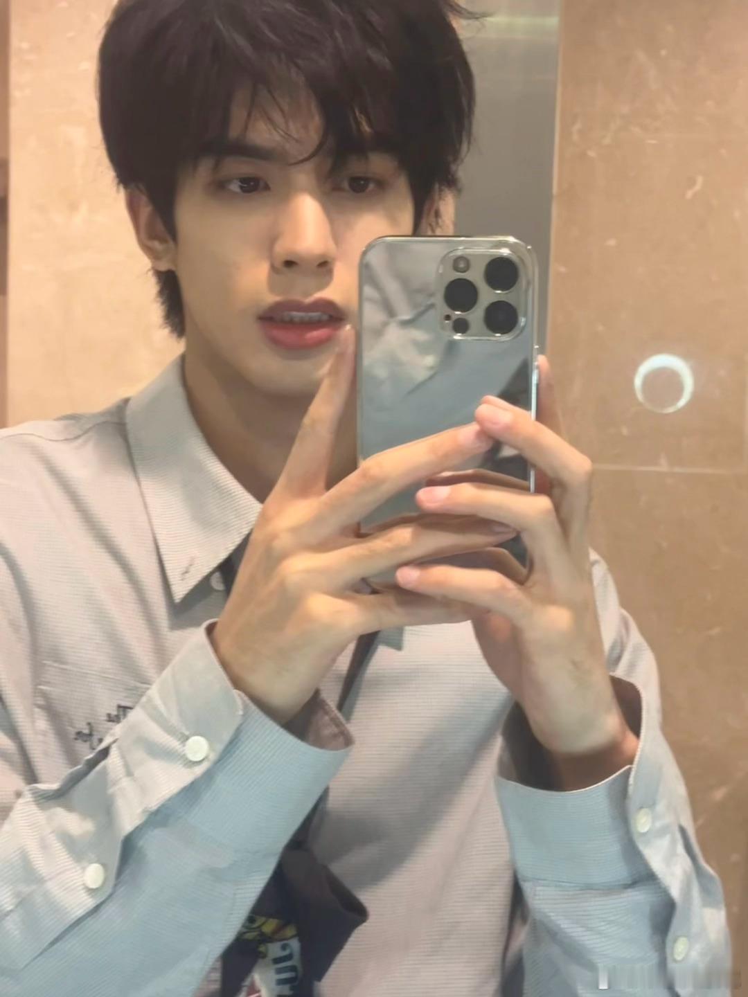 宋威龙每张对镜拍都是勾引人 骚的很 