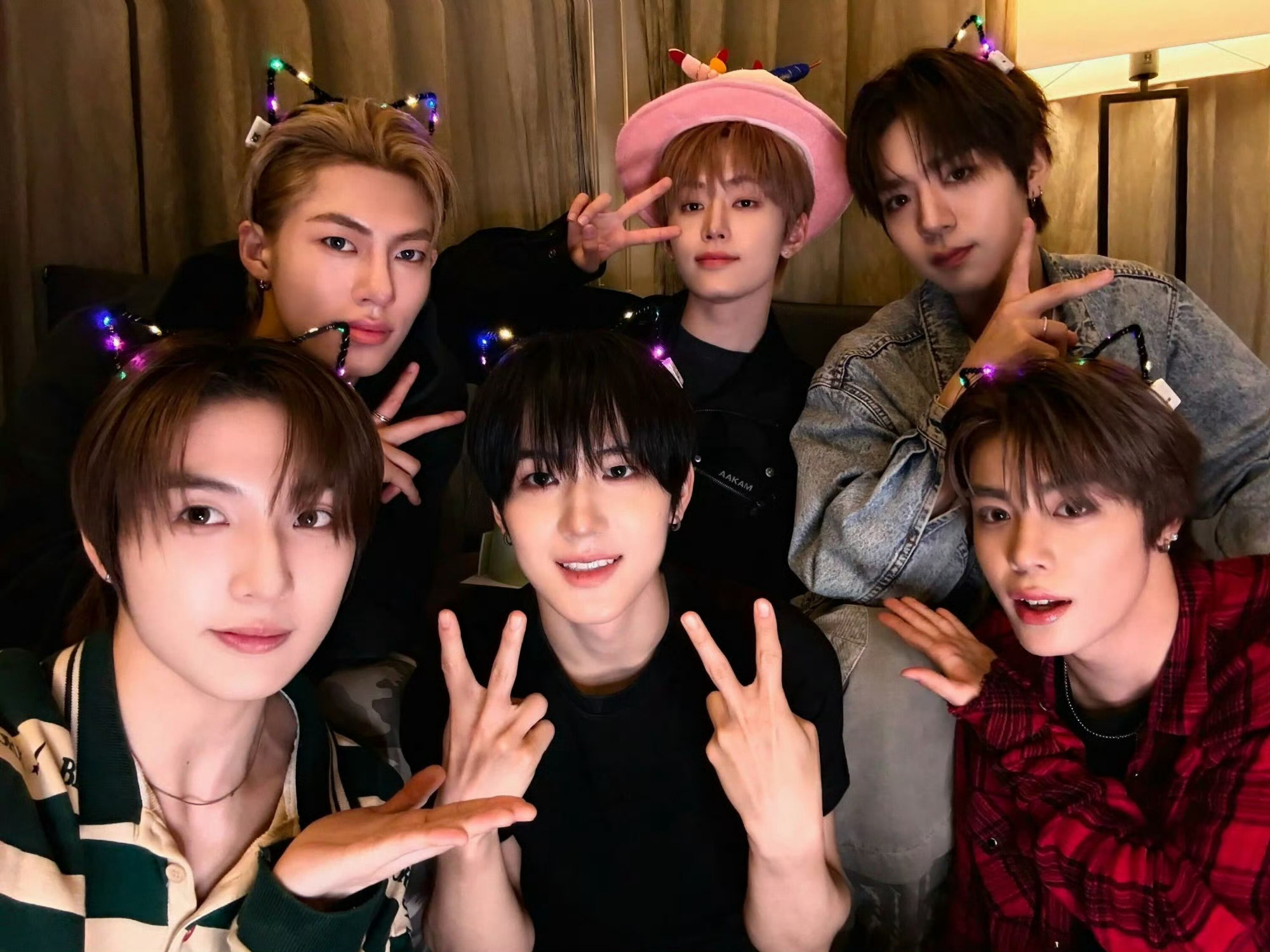 【新闻】EXO Lay，此次参与 NouerA 新专辑——担任“总制作人”张艺兴