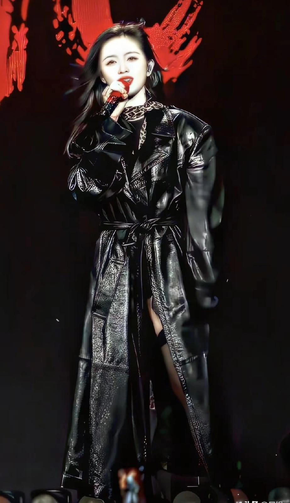 1200万双眼睛盯着她29岁。
Peet Dullaert工坊的针线，在她身上缝