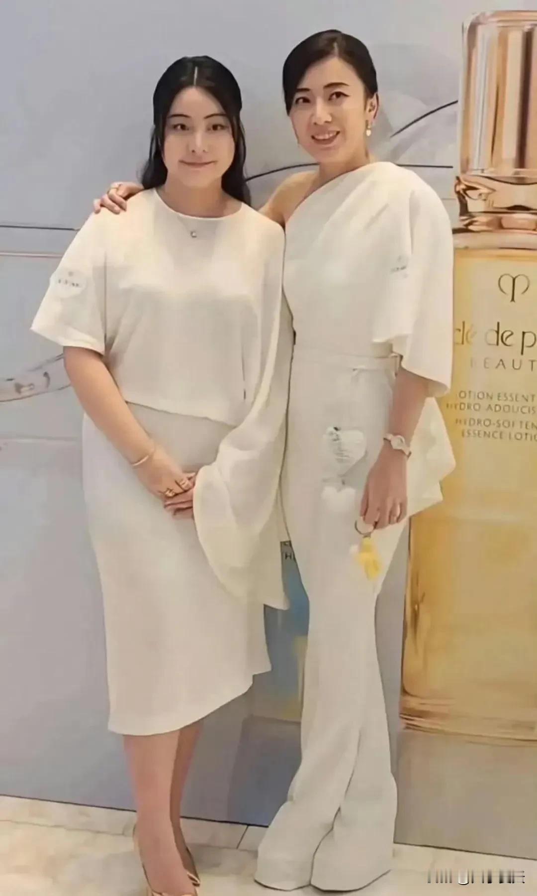 甘比携16岁大女儿亮相，富态敦实，相貌复刻刘銮雄，一手戴三金饰，网友说神似阿娇！