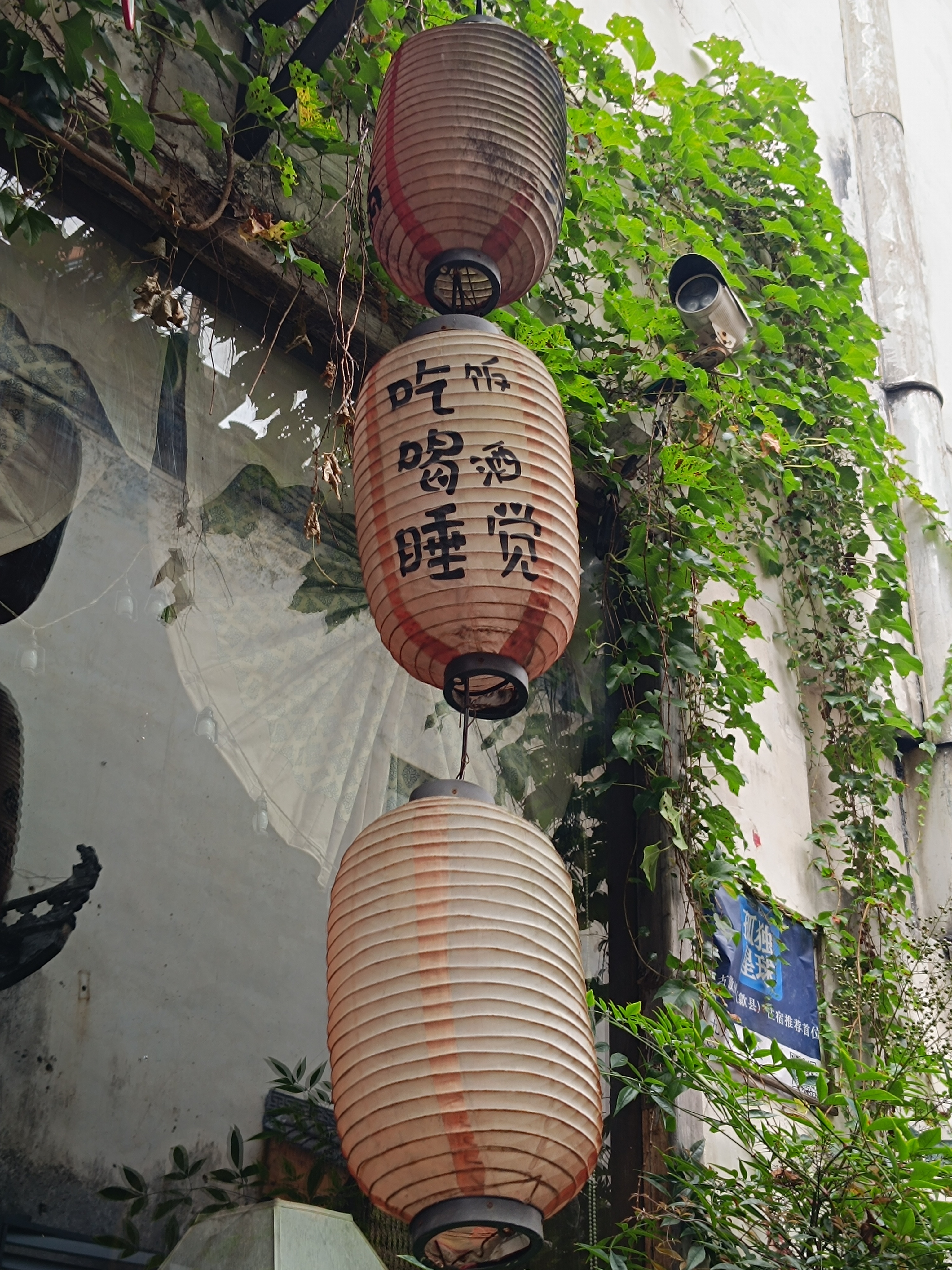 外面好热，只想继续躺着，待会儿退房时更热。我再续一天酒店，明天白酒能翻倍吗？ 