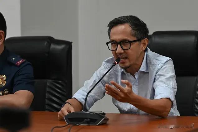 菲律宾公共工程与公路部部长文斯·迪宗宣布，作为正在进行的反腐败改革的一部分，该部