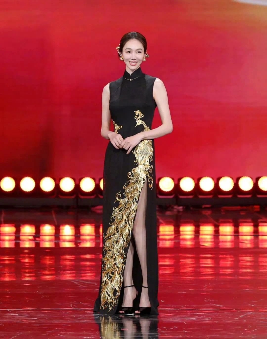 姜妍美得像一幅油画拜托她可是姜妍，淡颜系的天花板了吧，站在那里就有一种中式美学，