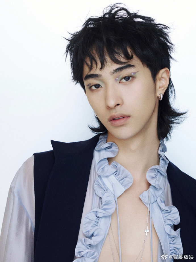 恩利桃花坞6生图状态恩利首个常驻综艺恩利生图怼脸拍都抗打，颜值状态直接拉满！桃花