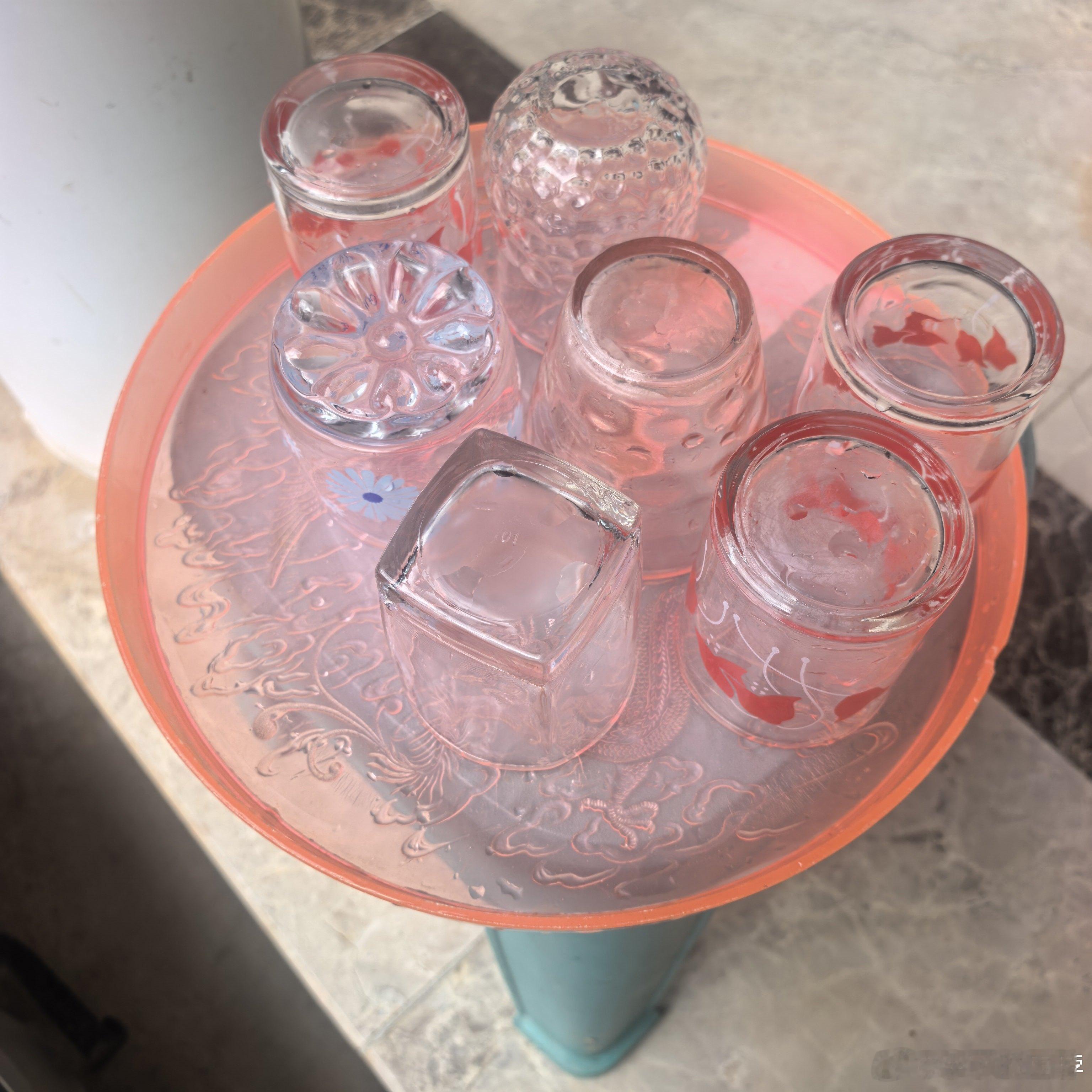 我妈说这个茶盘比我都大，是我妈结婚时候买的。 