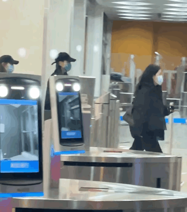 #迪丽热巴掉鞋名场面#迪丽热巴的掉鞋名场面。这不仅仅是一次简单的意外，它仿佛成了