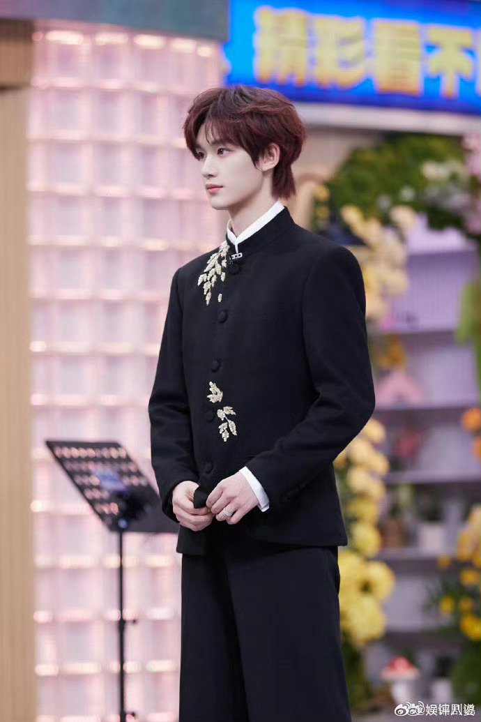 丁程鑫我有一位认识了很久的知己✨国风少年丁程鑫着刺绣立领新中式登场你好星期六，一