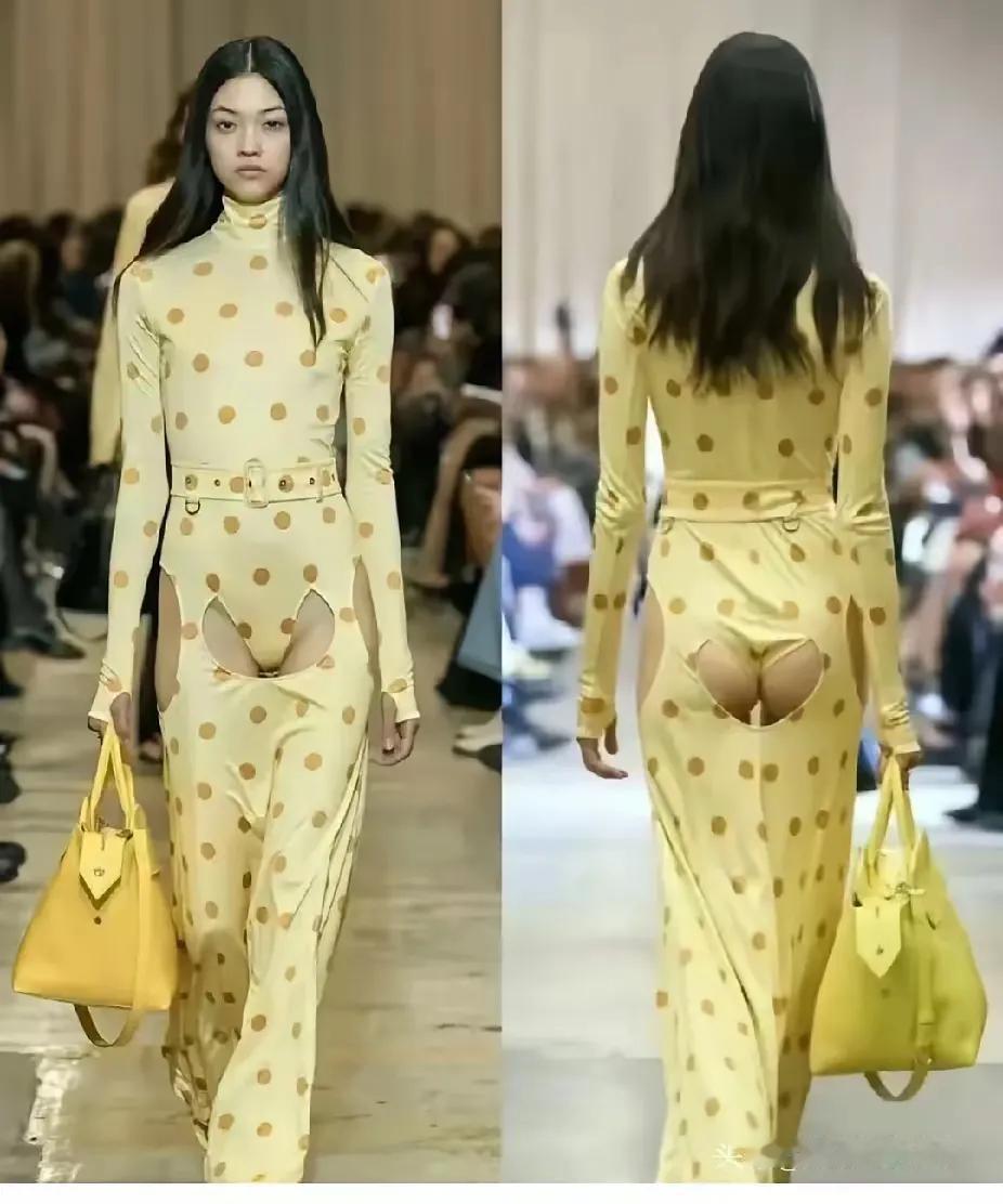 美女真敢穿！现如今的社会，有些人以“穿搭自由”自以为是。图中美女的穿搭美吗？
