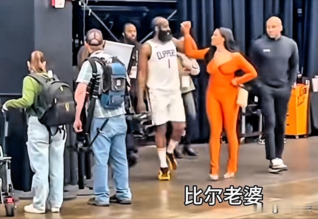 稳了！哈登与比尔老婆关系不错，曾在一次赛后与其热情击掌。

快船出人意料的把上赛