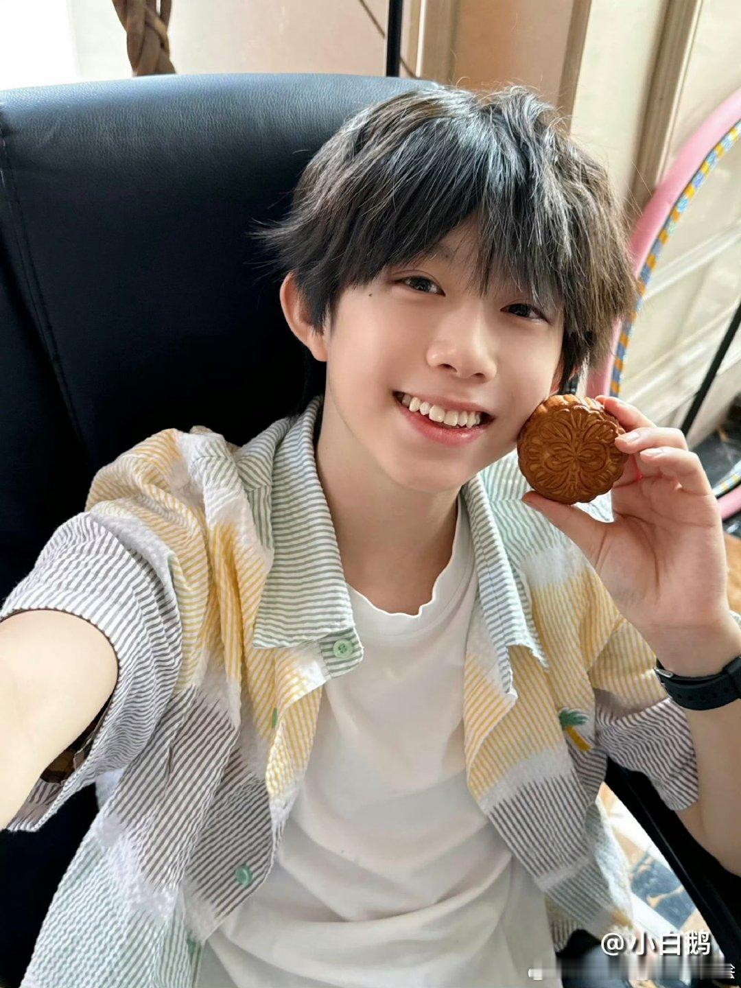 陈奕恒祝大家中秋节快乐陈奕恒中秋营业陈奕恒中秋营业～祝大家中秋节快乐，幸福安康，