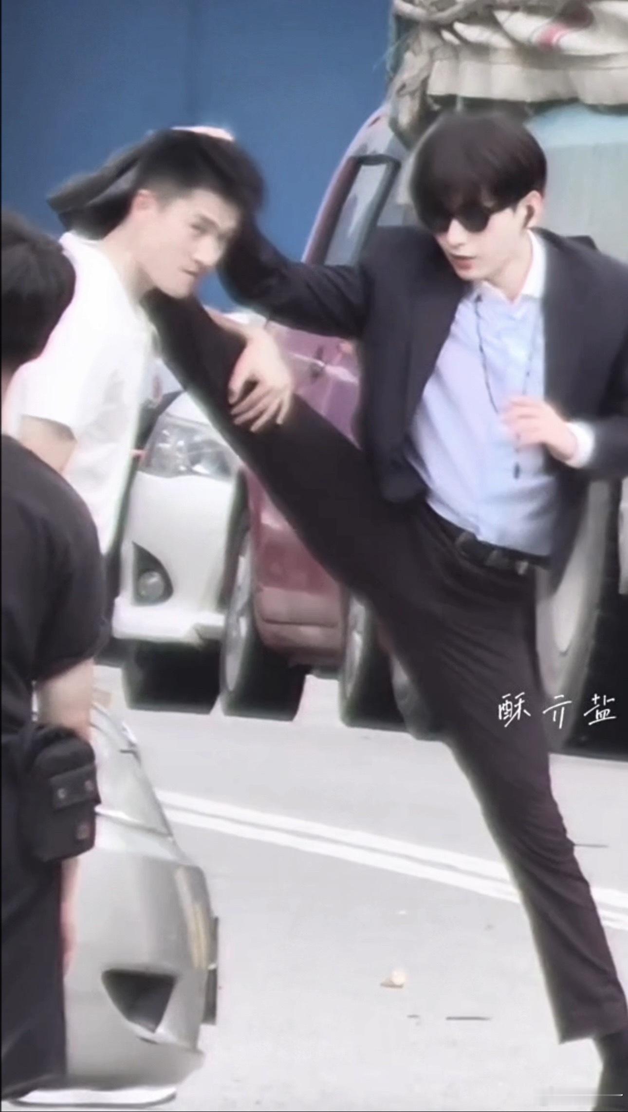 怀疑此人在挑衅，扶就扶怎么还