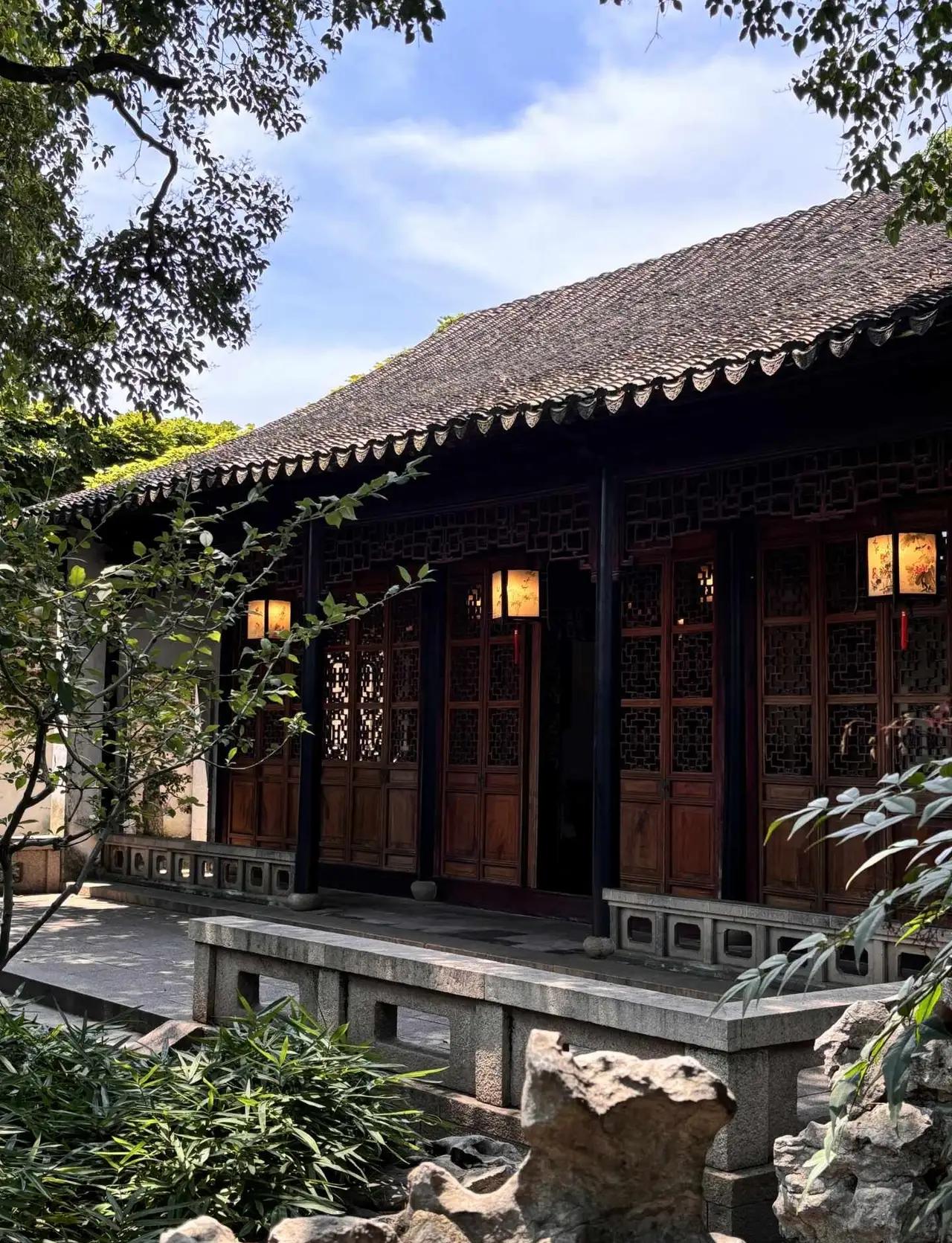 这应该是苏州耦园的房子，到现在都应该有几百年了，为什么这房子用的木头也没有腐烂？