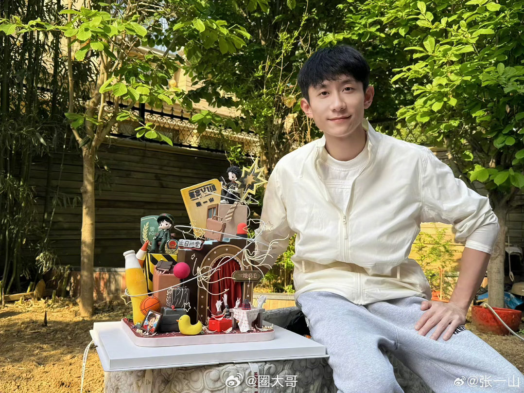张艺兴无缝进组绽放 张艺兴张一山合作电影绽放 哇哇哇哇，就是说张艺兴和张一山这个