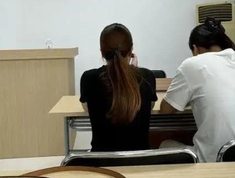 一位长相清秀的女大学生去深圳面试。面试官问她：“100个口是什么字？”
​女生马