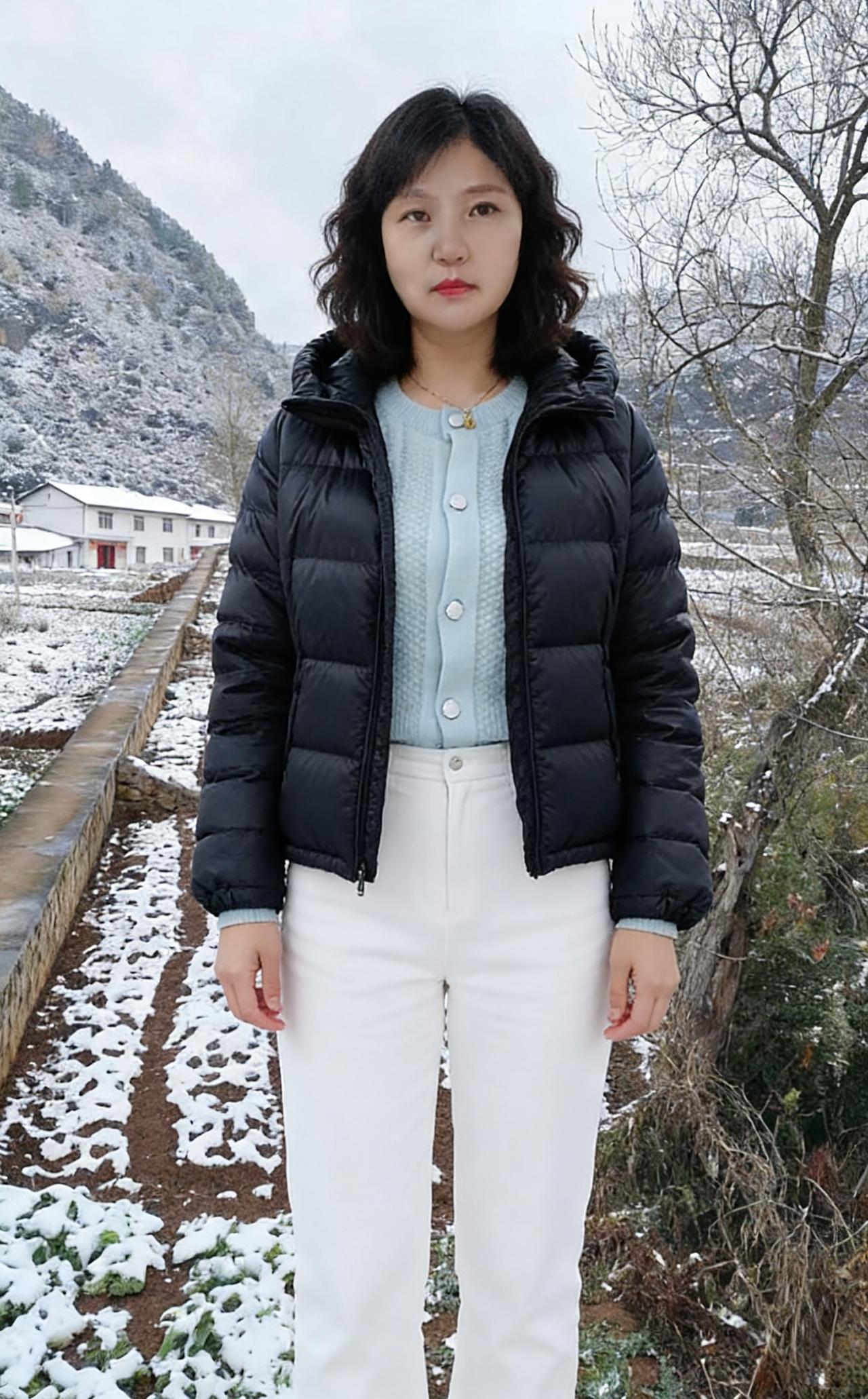 林峦覆雪晓光晴，玉立佳人鬓带英。
莫道冬深无绝色，一颦一笑胜春明。