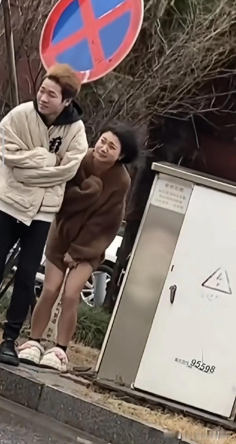 美女冻到嚎叫，黄毛男友稳如泰山
 
零下3度的街头，风像小刀子似的往肉里钻。穿光