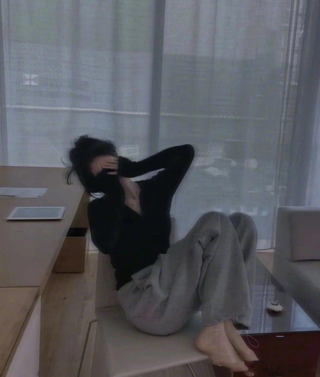 “除了电影里，没人会等你四五年，说白了感情就是不联系就没有的东西，空空如也，走马