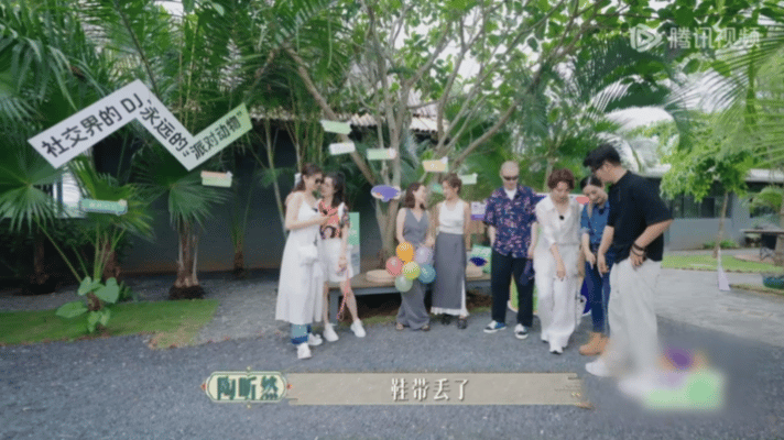 #蔡少芬帮张晓龙杨九郎系鞋带# 焕新团里温馨一幕，蔡少芬姐姐细心帮张晓龙整理鞋带