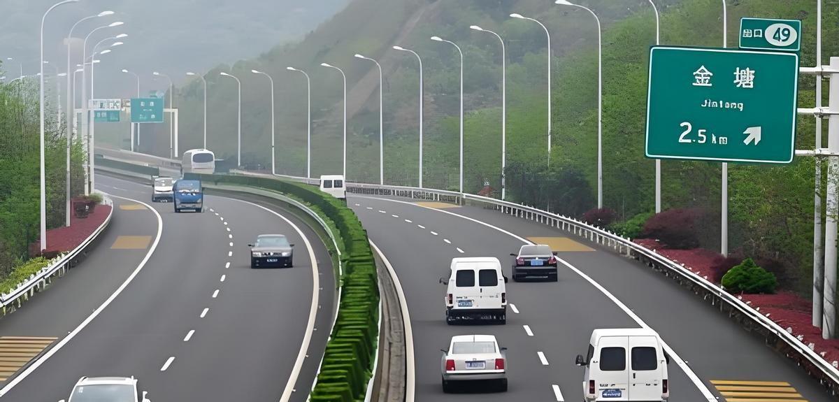 银行这回真急了。

5月1号起，全国高速正式上车牌付，不用装ETC设备，绑定车牌