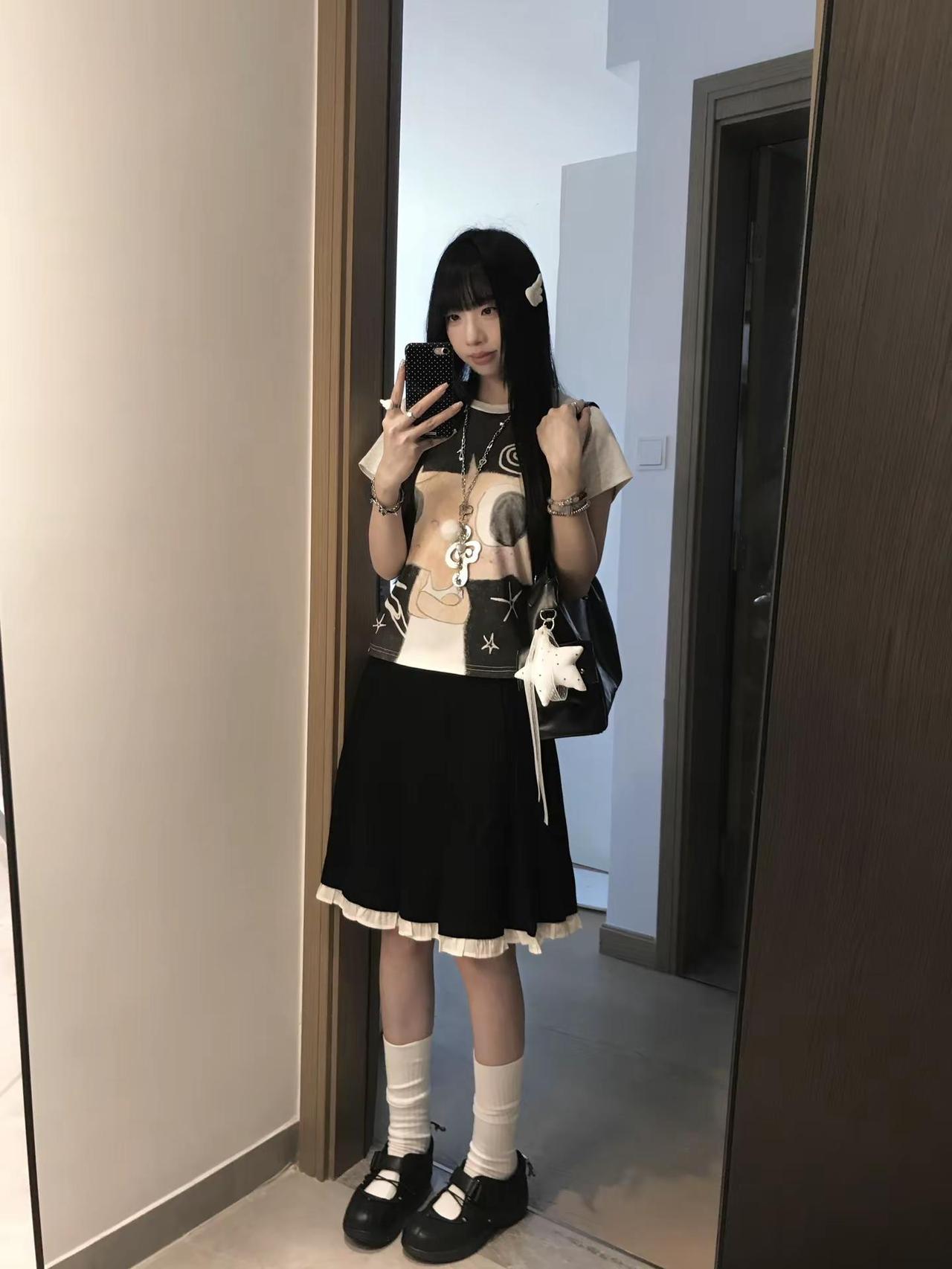 低饱和古早亚萌感look ⋆.˚𖦹⋆✮⋆.˚☆⋆₊⋆˚⋆♡我的穿搭日记本 oo