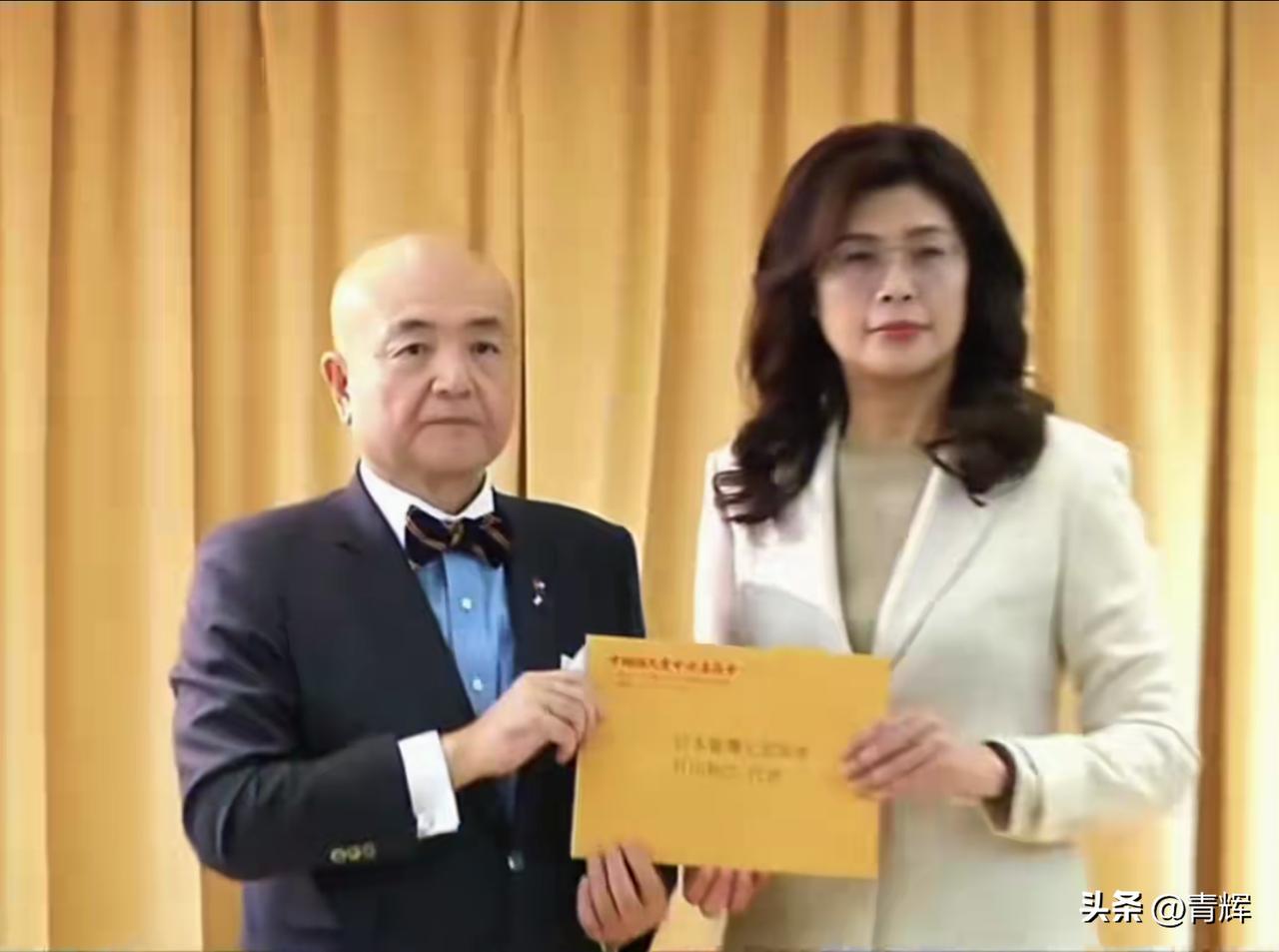 郑丽文7月31号自掏腰包向日本捐款，当着日本代表的面说出心里话
7月28号日本熊