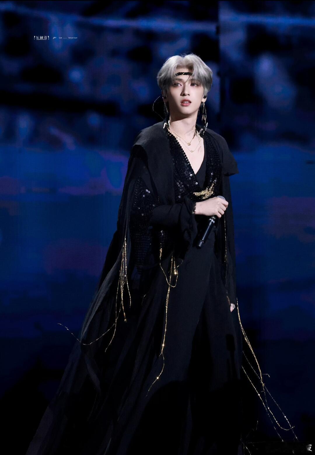 严浩翔自带舞台光环歌手2026 严浩翔的舞台感真的是刻在骨子里的，唱歌稳跳舞炸，