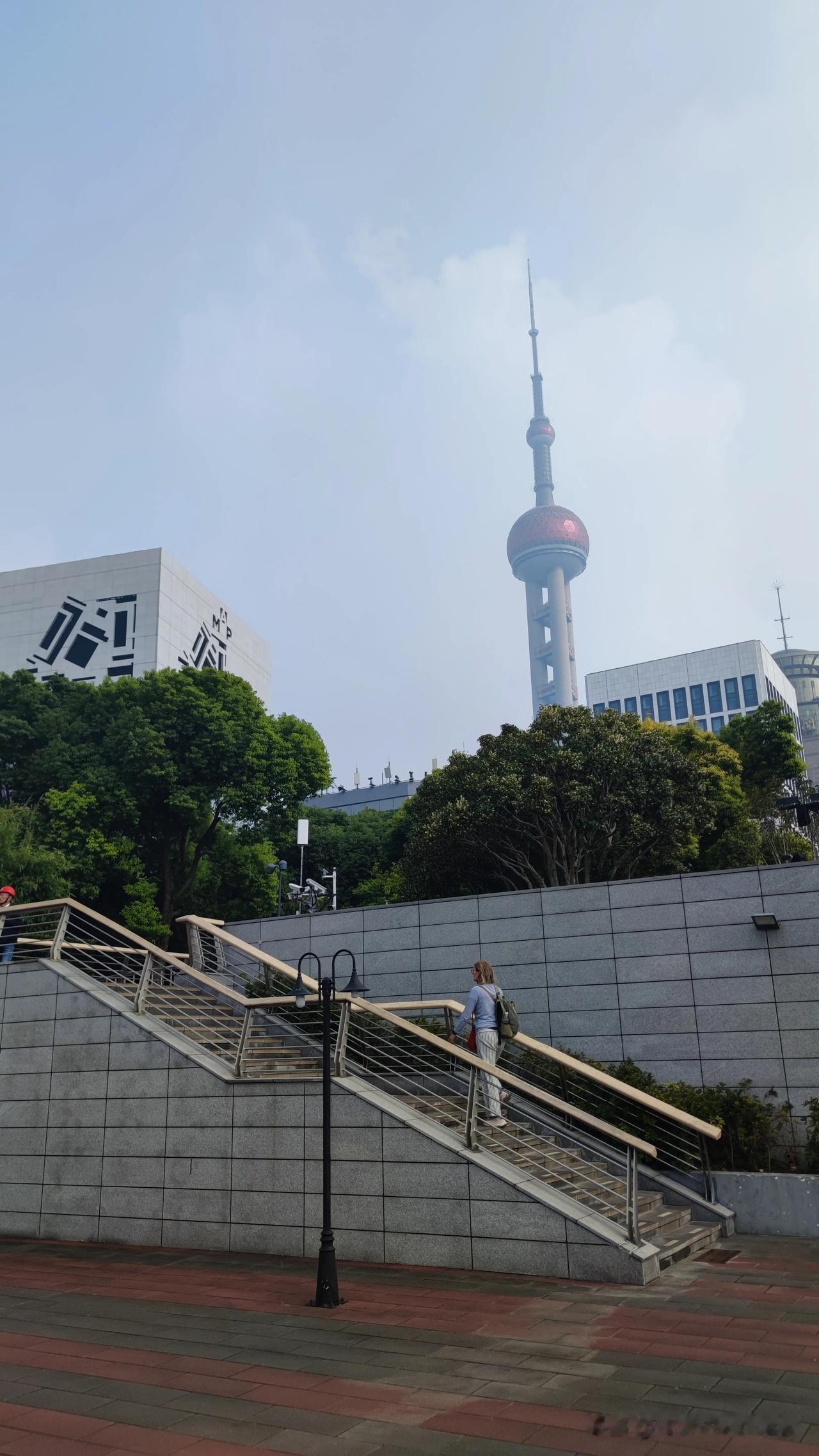 暑期的时候，我的一个表弟来苏州上海玩，当时我来带他来到了北外滩转一转，因为白天太