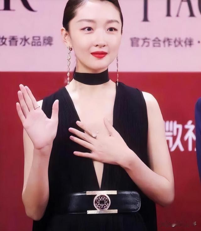 这不是遮挡，分明是刻意引导——
 
阁下肯定多次见过，不少女明星出席红毯、颁奖晚
