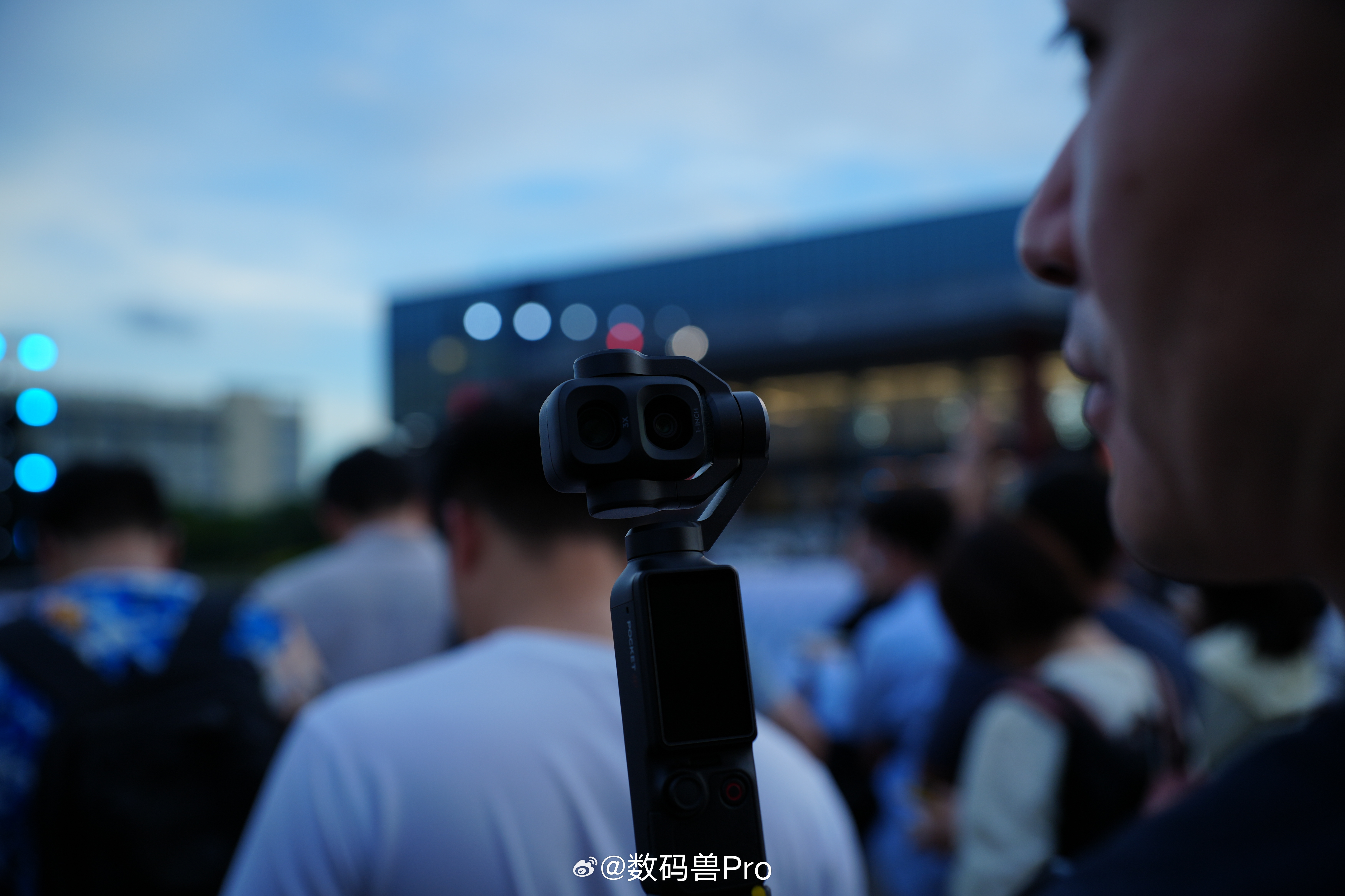 看见博主航拍V用的大疆Pocket4 Pro，看起来还挺酷，两只眼睛像机器人大疆