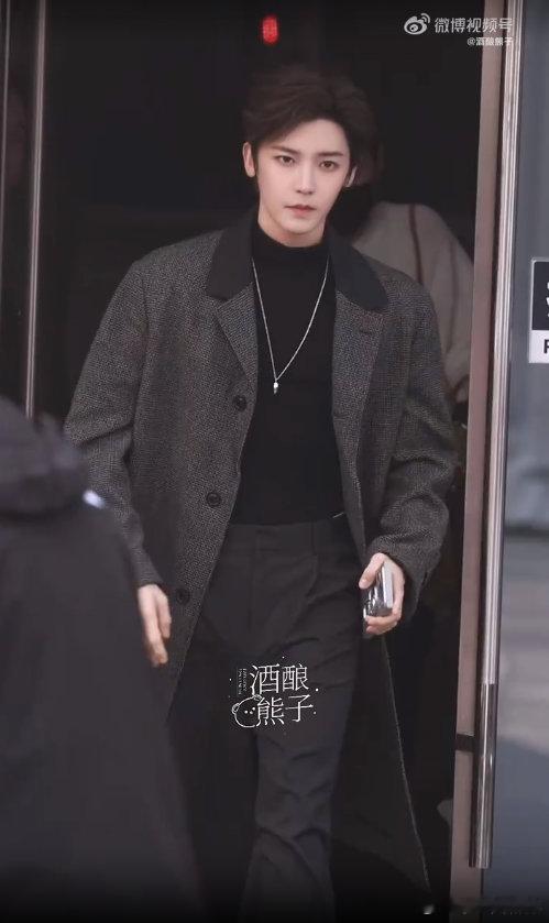 侯明昊上班这段路走得像在拍韩剧 你好星期六 今日侯明昊上班路透好迷人！走路带感，